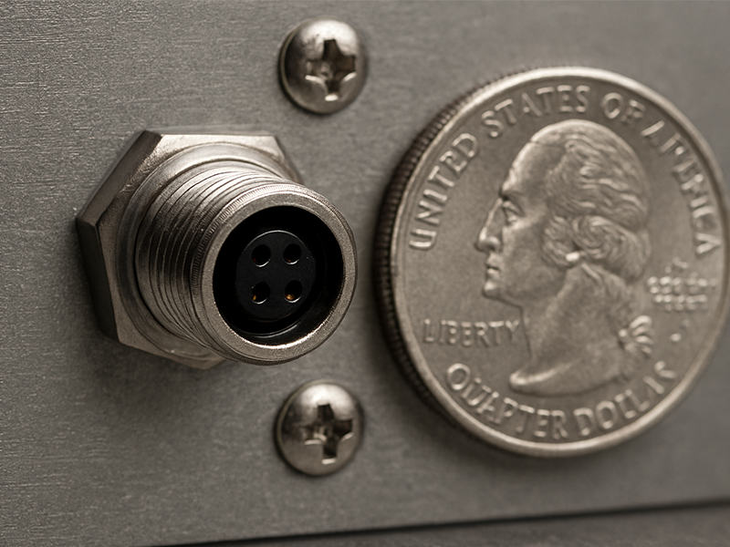 M9 圆形连接器安装在工业面板上